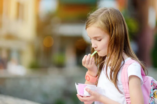 Dziewczynka jedzenie smaczne lody — Zdjęcie stockowe