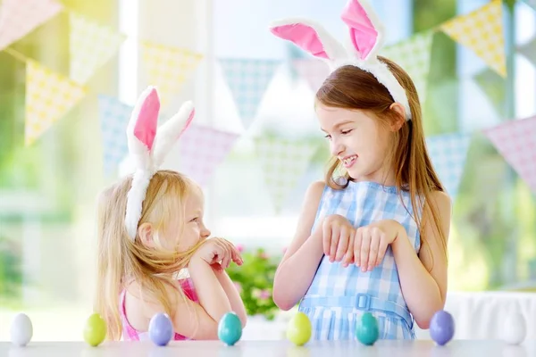 Dos monas hermanitas con orejas de conejo — Foto de Stock