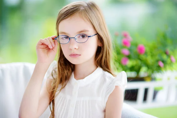 Retrato de menina bonito usando óculos — Fotografia de Stock