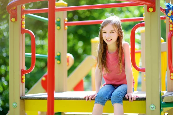 Söt liten flicka — Stockfoto