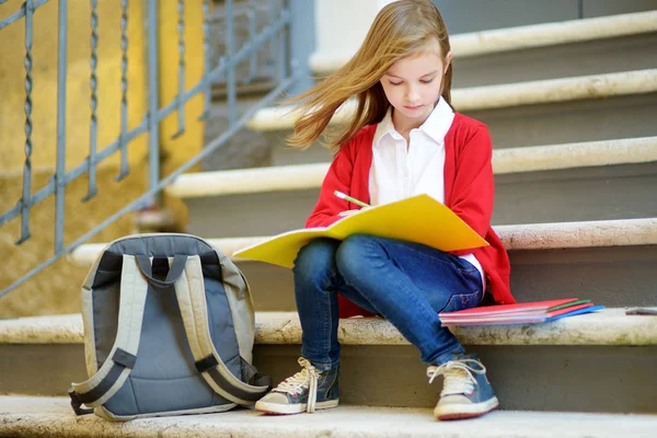 Weinig schoolmeisje studeren buiten — Stockfoto