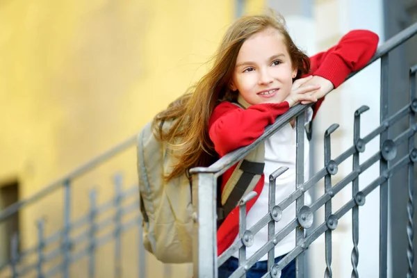 Schattige kleine schoolmeisje studeren buiten — Stockfoto