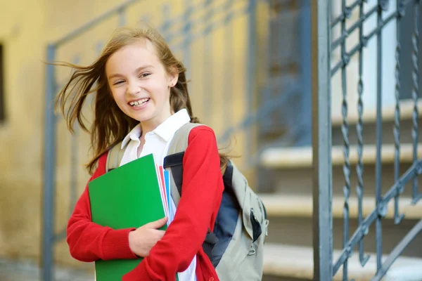 Adorável pequena estudante estudando ao ar livre — Fotografia de Stock