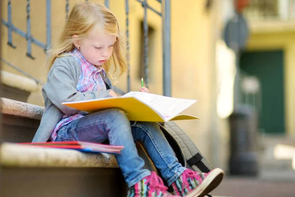 Adorabile piccola studentessa che studia all'aperto — Foto Stock