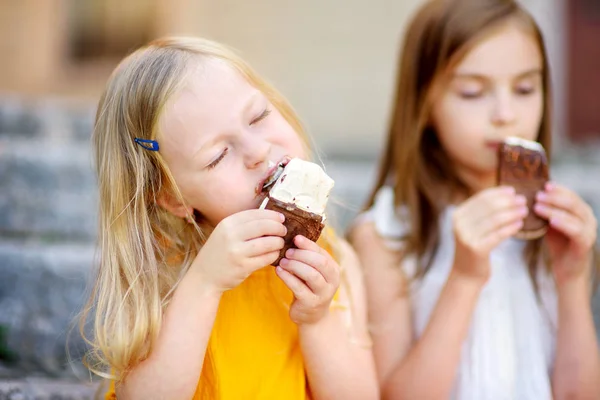 Zwei süße kleine Schwestern essen Eis — Stockfoto