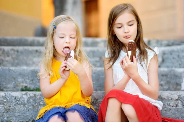 Two cute little sisters eating ice-cream — Stock Photo, Image