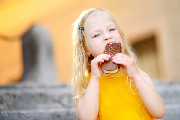 Étkezési finom friss fagylaltot lány — Stock Fotó