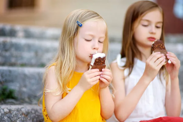 Duas irmãs giras comendo sorvete — Fotografia de Stock