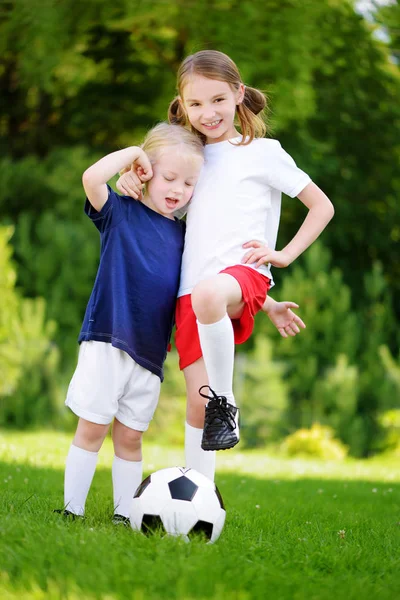 Duas irmãzinhas giras a jogar futebol — Fotografia de Stock