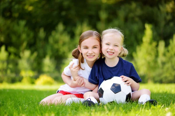 Δύο χαριτωμένο μικρό αδελφές παίζοντας ένα ποδόσφαιρο — Φωτογραφία Αρχείου