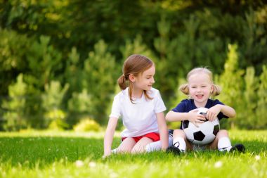 İki sevimli küçük kız eğleniyor 