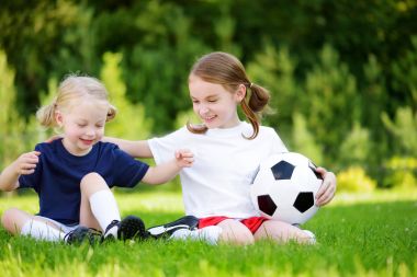 İki sevimli küçük kız eğleniyor