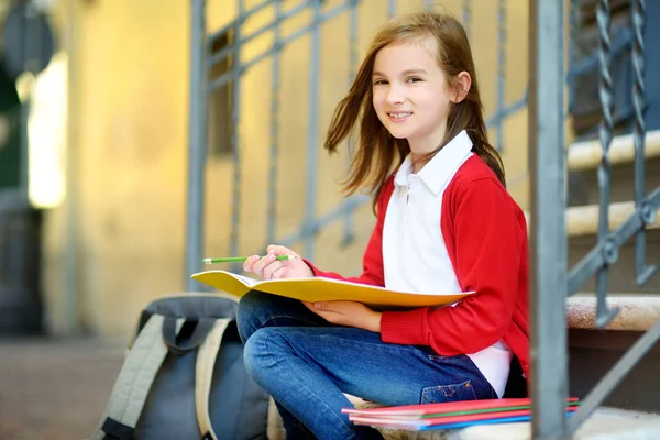 Schattige kleine schoolmeisje — Stockfoto