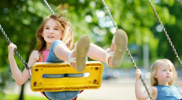 İki sevimli küçük kız eğleniyor — Stok fotoğraf