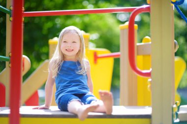 Sevimli küçük kız eğleniyor. 