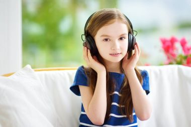 Güzel çocuk evde müzik