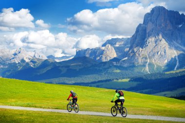  Turistler irtifa Alpin çayır Bisiklete binme