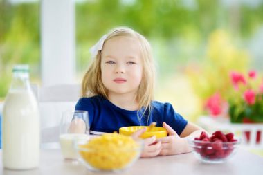 Mısır gevreği yemek güzel çocuk