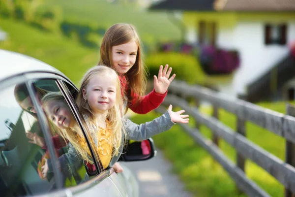 Girls sticking heads out car window — Stock Photo, Image