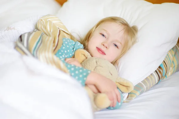 Klein meisje in bed wakker — Stockfoto