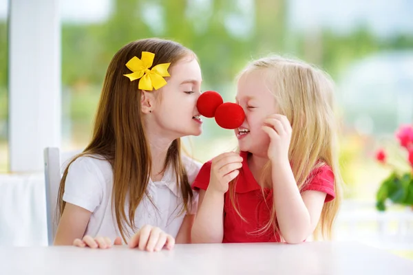 Twee kinderen samen spelen — Stockfoto