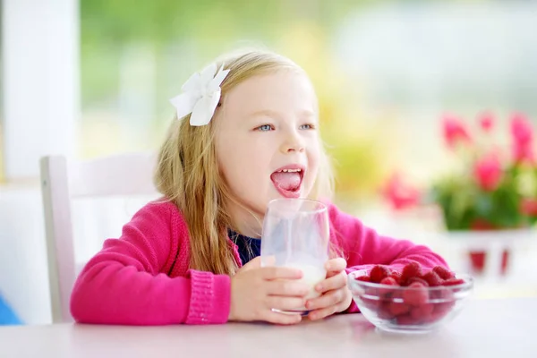 Girl dricka färsk ekologisk mjölk — Stockfoto