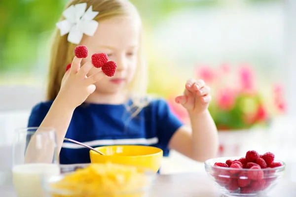 Vackra barn äta corn flakes — Stockfoto
