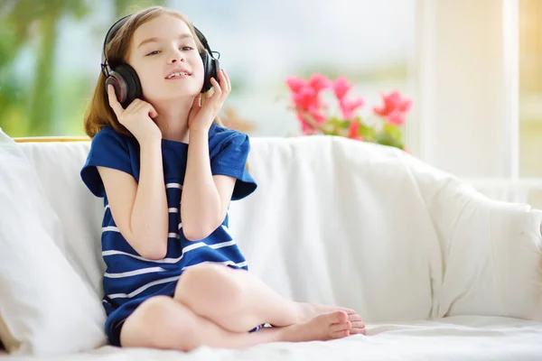 Little girl listening to kids songs — Stock Photo, Image