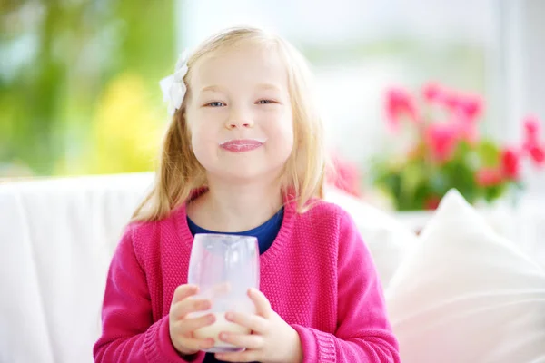 Dziewczyna picie świeżego mleka ekologicznego — Zdjęcie stockowe