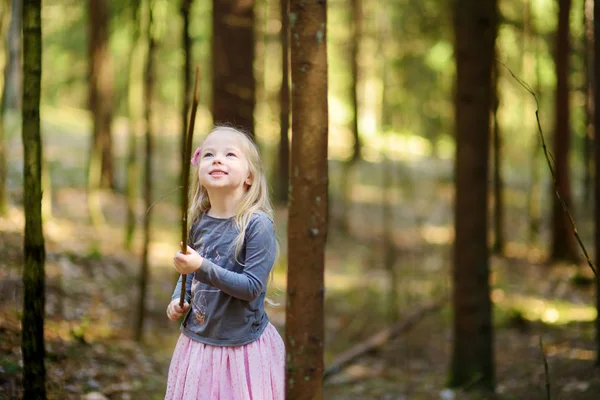 Kleines Mädchen im Wald — Stockfoto