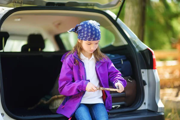 Niña usando cuchillo de trinchar — Foto de Stock