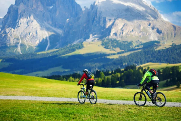 Turistas en bicicleta en el prado alpino de altitud — Foto de Stock