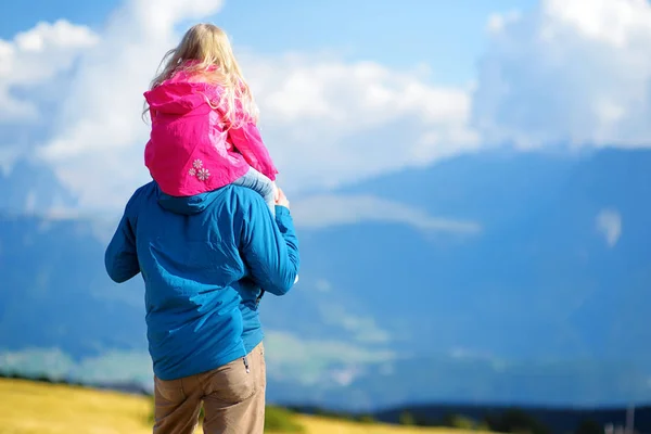 Father and daughter admiring view of mountains — Stock Photo, Image