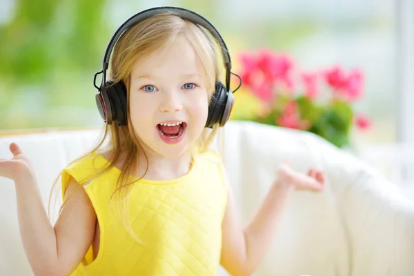 Little girl listening to kids songs — Stock Photo, Image