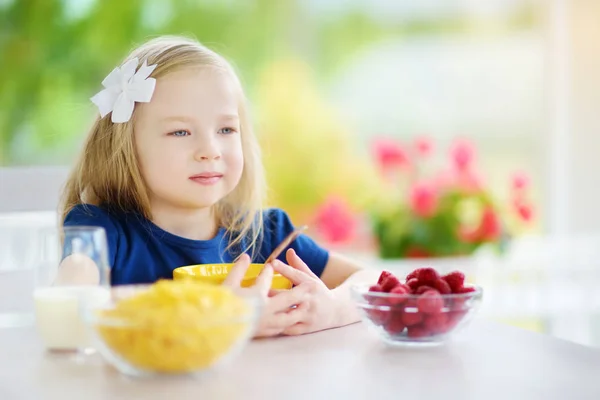 Pretty child eating corn flakes — Stock Photo, Image