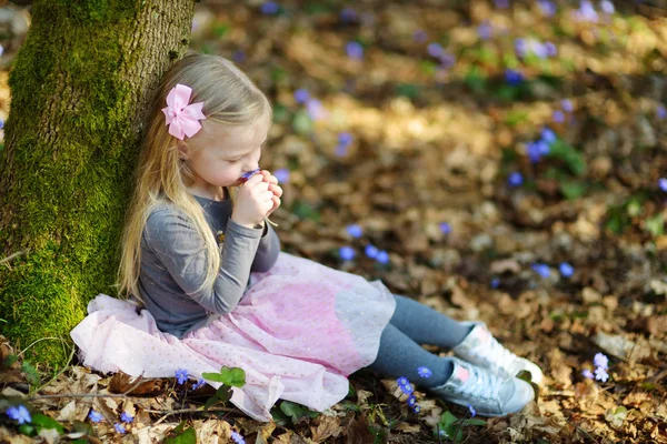 Klein meisje in het bos — Stockfoto