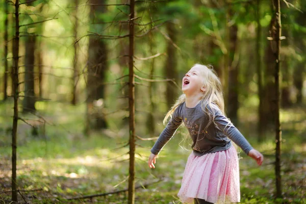Little girl in forest — Stock Photo, Image