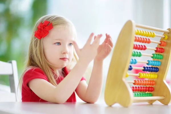 Schattig klein meisje spelen met abacus — Stockfoto