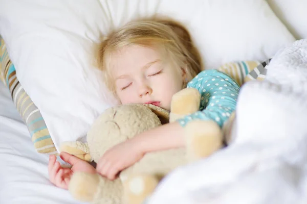 Gadis kecil yang manis tidur di tempat tidur — Stok Foto