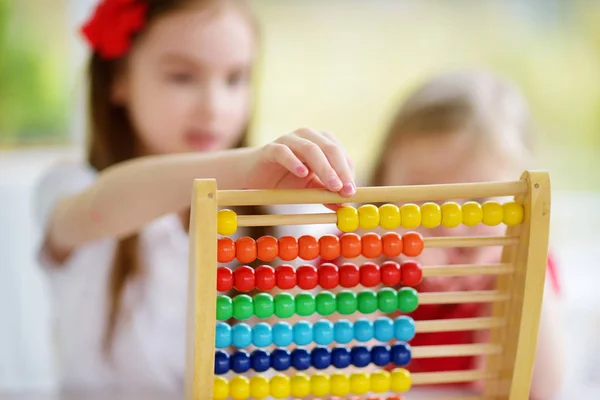 Söta små flickor leker med abacus — Stockfoto