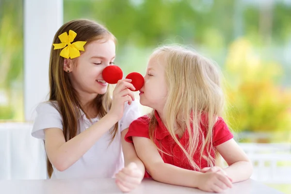 Kleine Schwestern mit Clownsnasen — Stockfoto