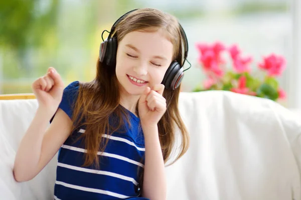 Bonita criança ouvindo música em casa — Fotografia de Stock