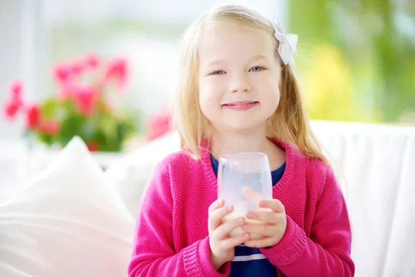 Girl dricka färsk ekologisk mjölk — Stockfoto