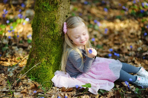 Klein meisje in het bos — Stockfoto