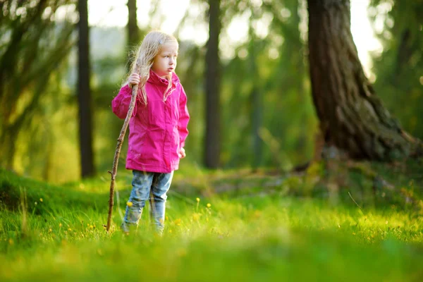 Little girl in forest — Stock Photo, Image