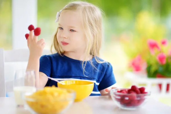 Bonita criança comendo flocos de milho — Fotografia de Stock