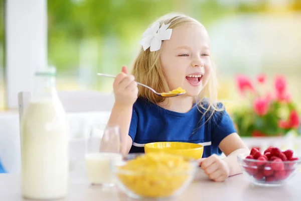 Красивый ребенок ест хлопья кукурузы — стоковое фото