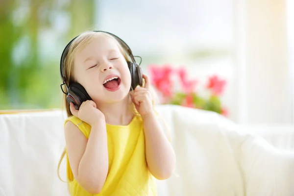 Menina vestindo enormes fones de ouvido sem fio — Fotografia de Stock