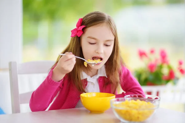 Bonita criança comendo flocos de milho — Fotografia de Stock