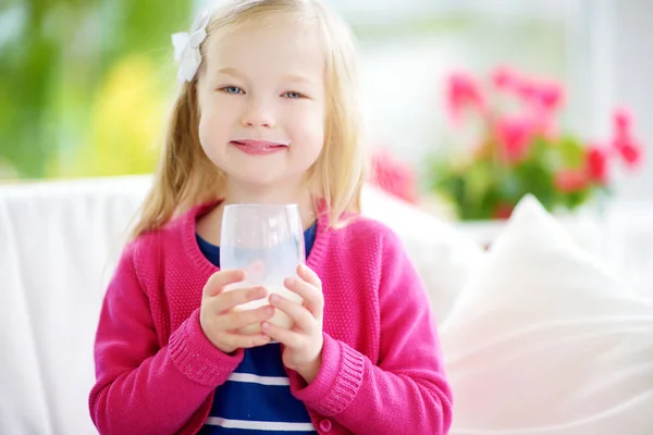 Дівчина п'є свіже органічне молоко — стокове фото